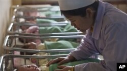 북한 평양의 산부인과 병원에서 간호사가 신생아를 돌보고 있다.