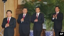 Sebagian anggota politbiro Tiongkok, dari kiri: Li Changchun, Xi Jinping, Li Keqiang dan He Guoqiang (Foto: dok). Tujuh dari sembilan komite tetap politbiro Tiongkok akan segera pensiun, termasuk Presiden Hu Jintao dan Perdana Mentri Wen Jiabao.