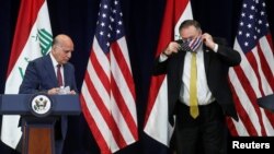 Menteri Luar Negeri AS Mike Pompeo (kanan) mengenakan masker saat bersiap konferensi pers bersama Menlu Irak Fuad Hussein di Deplu AS, Washington, 19 Agustus 2020 lalu. (Foto: Reuters)