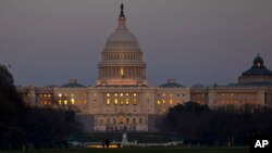 Los senadores estuvieron sesionando casi hasta el amanecer de este sábado en el Capitolio para aprobar el proyecto de presupuesto.
