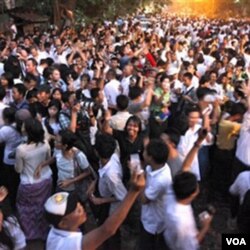 Para pendukung Aung San Suu Kyi bergembira merayakan kebebasannya di luar rumah Suu Kyi di Rangoon, Sabtu.