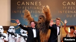 Produser 'Solo: A Star Wars Story' Simon Emanuel dan Joonas Suotamo, Thandie Newton dan Chewbacca berpose di Festival Film Cannes, di Cannes, Perancis, 15 Mei 2018.