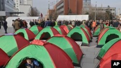 Pristalice opozicije postavile su šatore ispred zgrade kosovskog parlamenta 