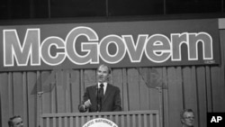 1972-ра: Тогаш сенатор, Џорџ Мекгаверн ја прифаќа демократската номинација за претседателските избори.