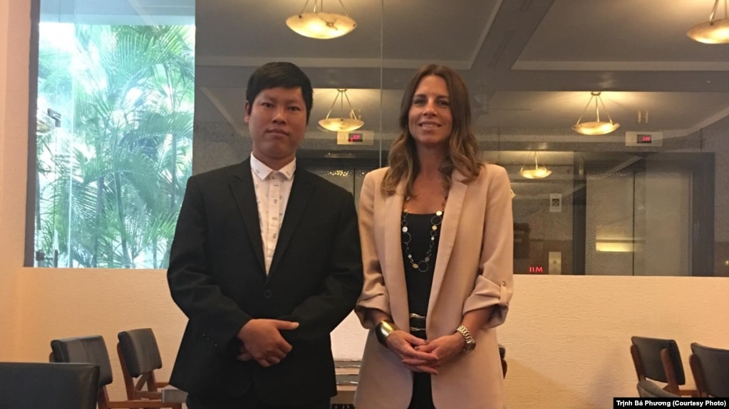 Nhà hoạt động Trịnh Bá Phương trong cuộc gặp với bà Michele Roulbet - Trưởng bộ phận Nội chính phòng Chính trị của ĐSQ Hoa Kỳ - vào ngày 6/2/2020 để trình bày về vụ Đồng Tâm.