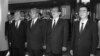 1991年10月4日朝鲜领导人金日成抵达北京火车站，在欢迎仪式上演奏国歌时，和中国领导人一起肃立。右起：中国总理李鹏，中共总书记江泽民，金日成，中国国家主席杨尚昆。