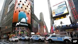 Sederet mobil polisi New York City diparkir di sepanjang jalan di Times Square, New York 29 Desember 2016. (AP Photo/Kathy Willens)