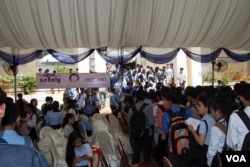 Participants queue up to get book given for free in the 7th Cambodia Book Fair at the National Library in Phnom Penh, December 07th, 2018. (VOA Khmer)