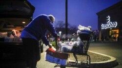 Joseph Nathan carga papel sanitario en su vehículo luego de comprar en un supermercado en Teaneck, Nueva Jersey, que dedica horas temprano en el d´a solo para mayores de 60 años, por preocupaciones del COVID-19. Marzo 20 de 2020.