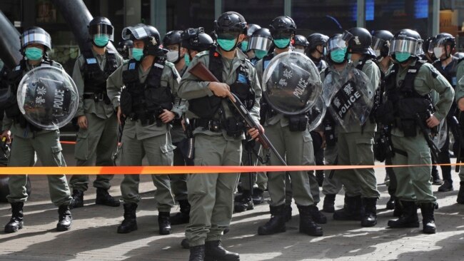 香港防暴警察被部署在一个商场外严防支持民主的民众在五一劳动节举行抗议活动。（2020年5月1日）