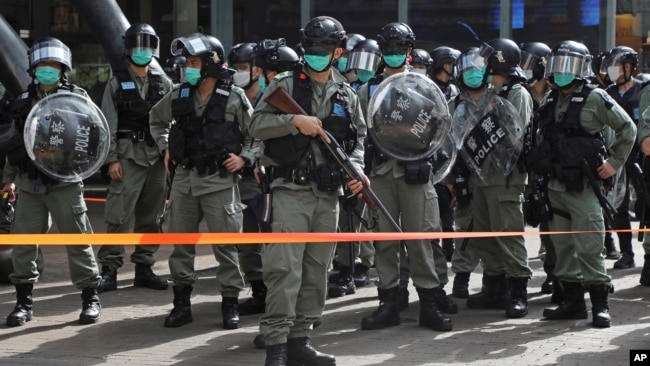 香港防暴警察被部署在一个商场外严防支持民主的民众在五一劳动节举行抗议活动。（2020年5月1日）