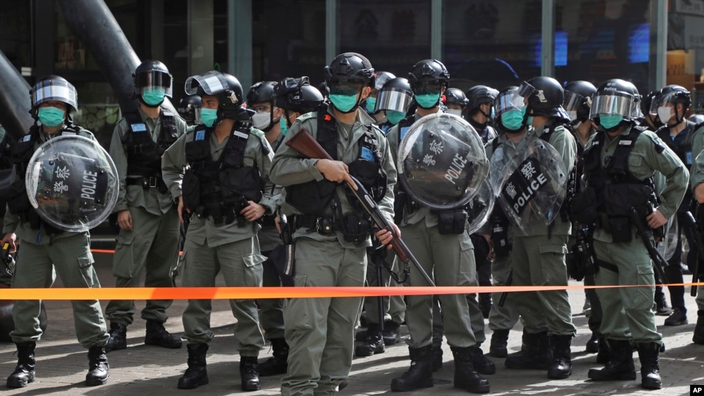 香港防暴警察被部署在一个商场外严防支持民主的民众在五一劳动节举行抗议活动 (2020年5月1日)(photo:VOA)