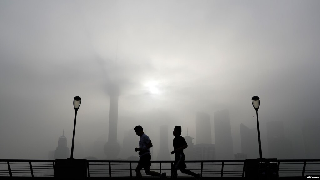 晨练者在上海外滩顶着浓雾和烟尘锻炼，远处隐约可见黄浦江对岸浦东金融区。美联社资料照(photo:VOA)
