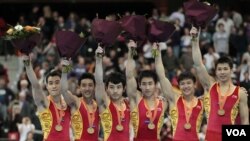Tim senam putra Tiongkok, dari kiri ke kanan, Zhang Chenglong, Teng Haibin, Feng Zhe, Yan Mingyong, Chen Yibing dan Zhang Chenglong meraih medali emas pada Kejuaraan Dunia Senam di Rotterdam bulan lalu. Tim senam Tiongkok mendominasi perolehan medali emas