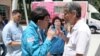 香港高官宣传政改遇市民挑战