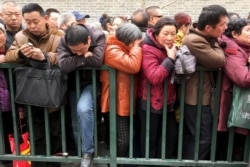 资料照：中国访民在北京的国家信访局前排起长队告状。（2016年3月4日）