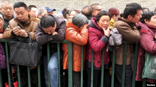 资料照：中国访民在北京的国家信访局前排起长队告状。（2016年3月4日）