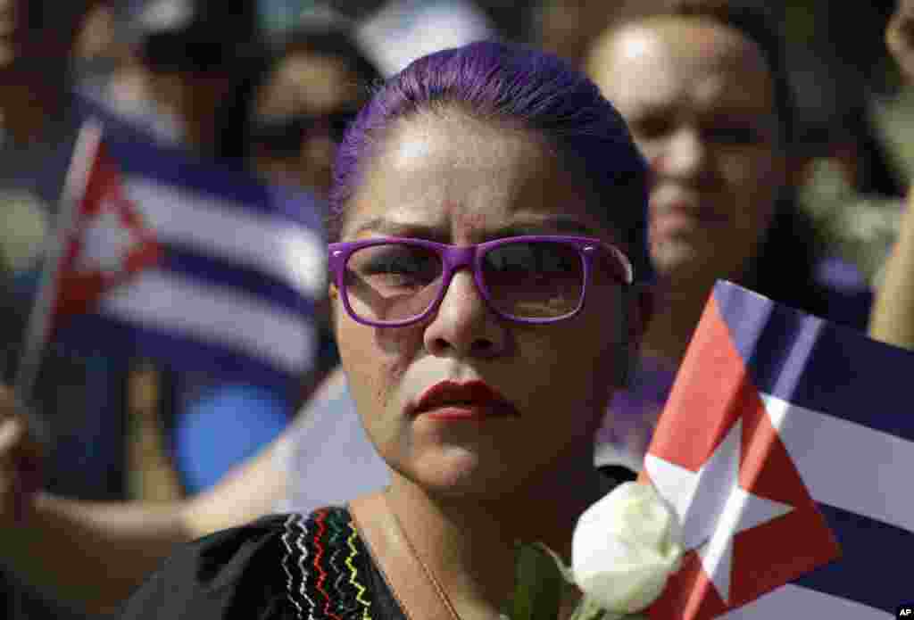 Une jeune femme rend hommage public a l&#39;ancien président cubain Fidel Castro, en dehors de l&#39;ambassade de Cuba à Mexico, le 27 novembre 2016.