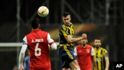 André Pinto de Braga, à gauche, tente une défense contre un coup de tête de Robin van Persie de Fenerbahce, à droite, lors d’un match au stade municipal de Braga, Portugal, 17 mars 2016.