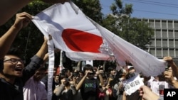 Người biểu tình Trung Quốc đốt 1 lá cờ Nhật bên ngoài Đại sứ quán Nhật Bản ở Bắc Kinh, Trung Quốc, 21/9/2012
