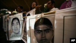 Madres y familiares de los 43 jóvenes desparecidos en Iguala atienden el domingo una misa en la Basílica de Guadalupe de la capital mexicana.