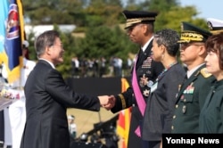 문재인 한국 대통령이 28일 평택 해군 2함대에서 열린 건군 69주년 국군의 날 기념식에서 빈센트 브룩스 한미연합사령관에게 보국훈장 통일장을 수여한 뒤 악수하고 있다.