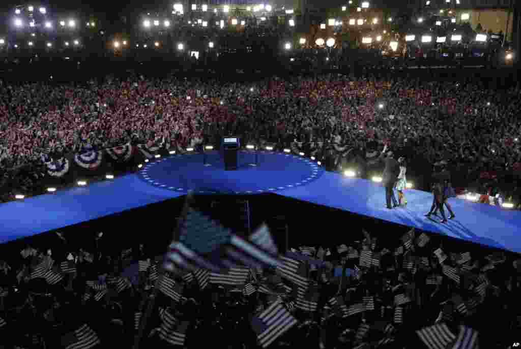 11月7日凌晨在芝加哥选举夜庆祝会上奥巴马总统与第一夫人米歇尔-奥巴马及女儿玛丽娅、萨沙走上舞台。