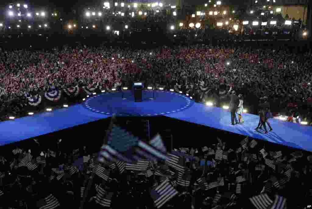 Le pr&eacute;sident&nbsp; Obama, la premi&egrave;e dame, Michelle Obama, et leurs filles, Malia et Sasha c&eacute;l&eacute;brant le nouveau mandat 