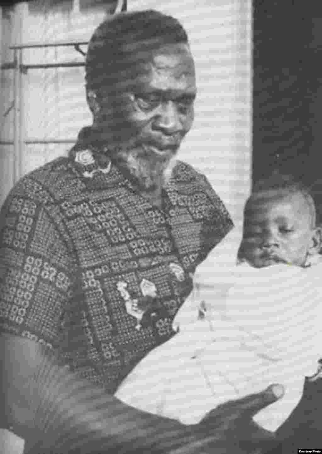 Uhuru akibebwa na babake Jomo Kenyattta baba wa taifa la Kenya