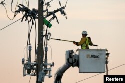 Personal de compañías eléctricas trabajan en Panama City, Florida, trabajan restaurando las líneas derribadas por el huracán Michael. Florida, Oct. 11, 2018.