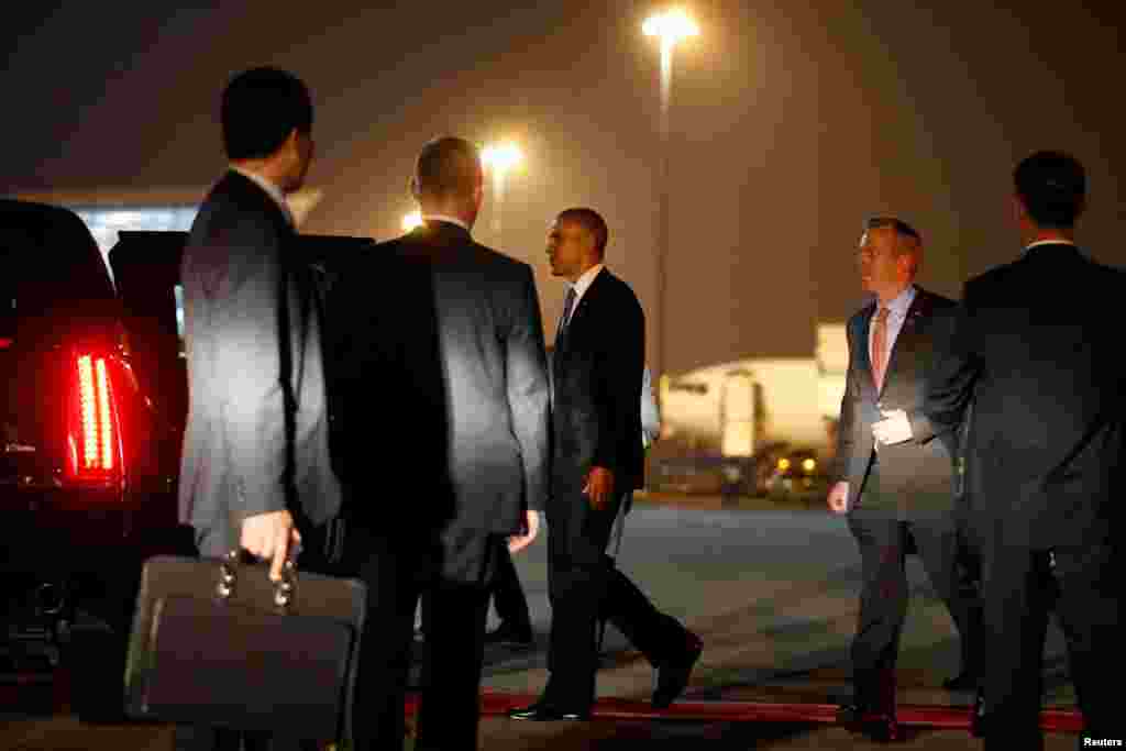 Tổng thống Hoa Kỳ Barack Obama đi tới chiếc xe limousine tại sân bay quốc tế Nội Bài ở Hà Nội.