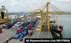 File - Pelabuhan peti kemas di Semarang, Jawa Tengah, 21 September 2016. (Foto: Aji Styawan/Antara Foto via Reuters)