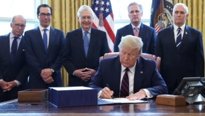 Tổng thống Donald Trump ký ban hành gói cứu nguy kinh tế trị giá 2,2 ngàn tỷ đô la chiều ngày 27/3/2020.