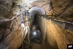 Izraelski vojnik pokazuje novinarima tunel koji su kopali palestinski borci da pređu iz Gaze u Izrael.