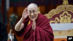 达赖喇嘛星期三(2017年4月5日)在印度阿鲁纳恰尔邦向佛教信徒致意。