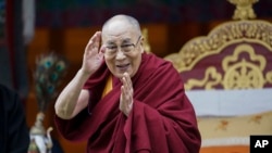 មេដឹកនាំ​សាសនា​លោក Dalai Lama ​ស្វាគមន៍​​ឧបាសក​នៅ​ក្រុង Bomdila រដ្ឋ Arunachal Pradesh ប្រទេស​ឥណ្ឌា កាល​ពី​ថ្ងៃ​ទី០៥ ខែមេសា ឆ្នាំ២០១៧។ 
