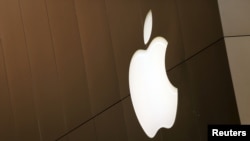 Logo Apple di toko Apple di San Francisco, California 27 April 2015. 