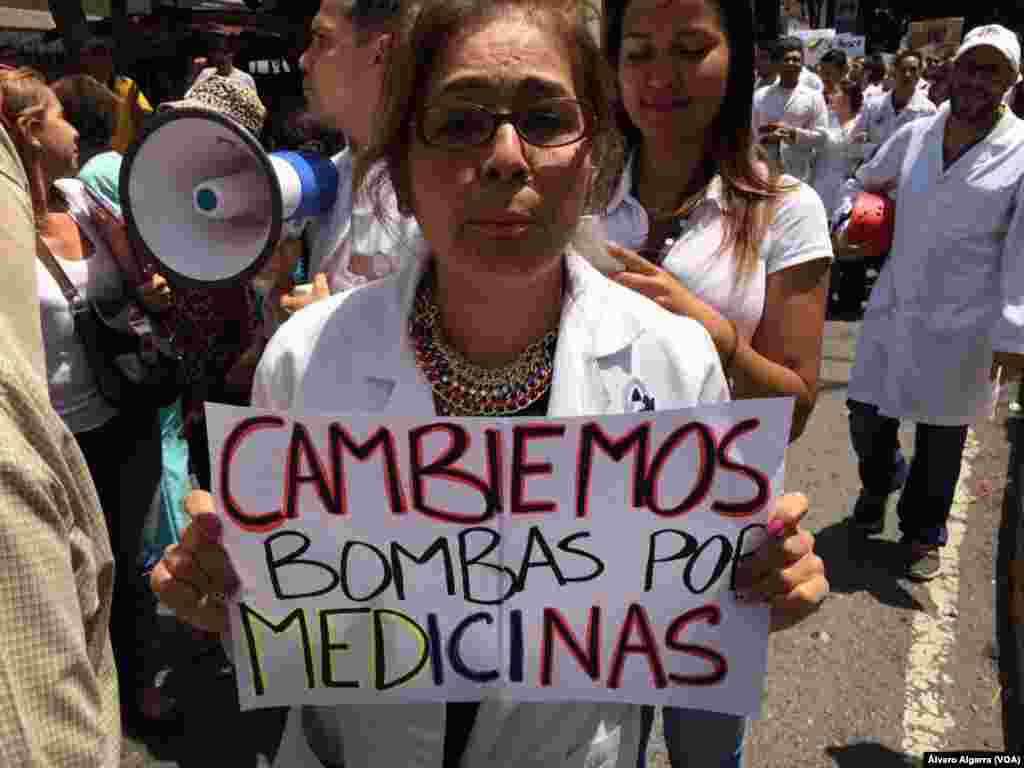 Personal de salud piden cambiar las bombas por medicinas en el país sudamericano.