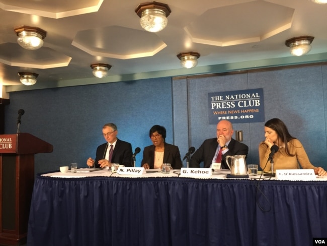 前联合国人权事务高级专员纳瓦尼特姆·皮莱（左二）（美国之音许宁摄）