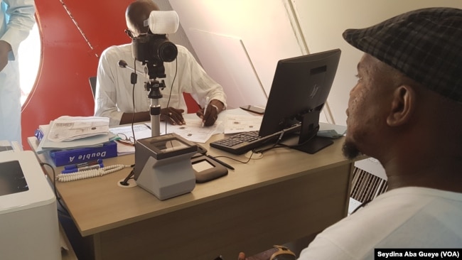 Un usager rempli les formalités d'enrôlement à Dakar, au Sénégal, le 14 septembre 2018. (VOA/Seydina Aba Gueye)