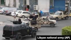 نیروهای امنیتی لیبی خیابان های متهی به پارلمان را مسدود کرده اند، ۲۸ اردیبهشت ۱۳۹۳ 