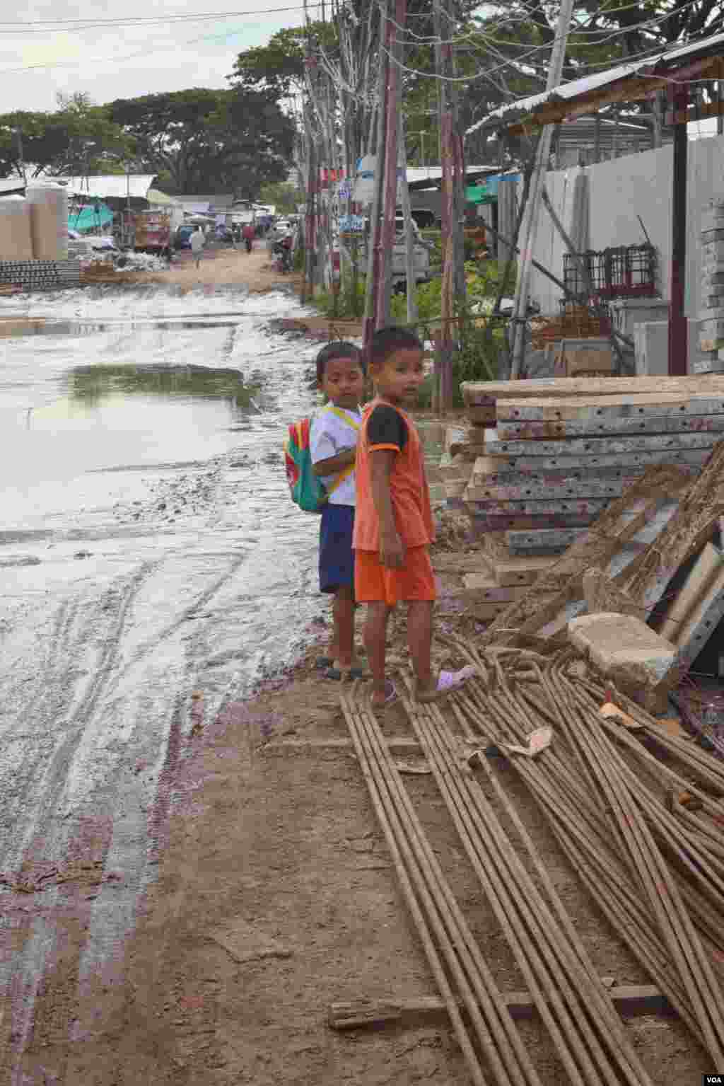 Two children at a Bangkok construction site, Bangkok, July 10, 2014. (Rosyla Kalden/VOA)