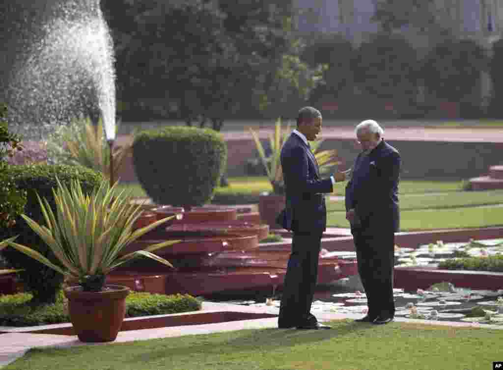 رئيس جمهوری آمريکا، باراک اوباما، . نخست وزير هند، نارندرا مودی، در باغچه حيدرآباد هاوس، مقر پذيرايی های رسمی دولت هند از سران کشورهای خارجی، با هم گفتگو میکنند&nbsp;&nbsp;-- ۵ بهمن ۱۳۹۳ (۲۵ ژانويه ۲۰۱۵)