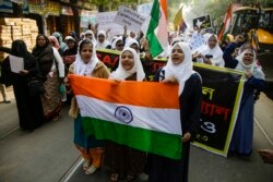 Perempuan India berbaris dalam aksi protes menentang undang-undang kewarganegaraan baru yang menurut lawan mengancam identitas sekuler India, di Kolkata, India, Kamis, 16 Januari 2020. (Foto: AP)