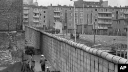 Berlinski zid u aprilu 1967. Ekonomske posljedice Njemačka osjeća i 25. godina nakon rušenja i ujedinjenja.