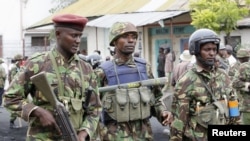 Des policiers kenyans en patrouille dans le quartier de Majengo, le 31 août 2012