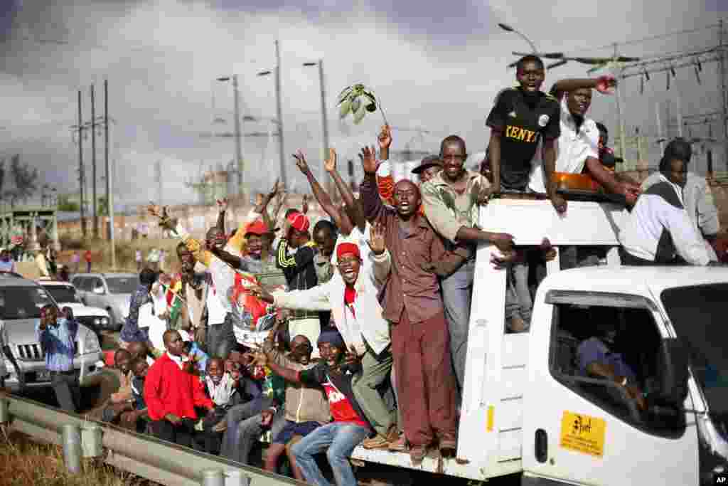 Supporters of presidential candidate Uhuru Kenyatta celebrate what they perceive is an election win for him in Nairobi, Mar. 9, 2013.