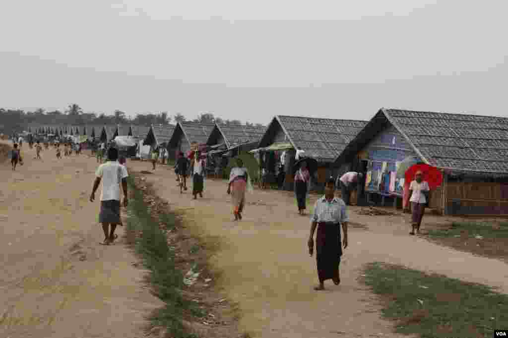 2012012年11月，緬甸若開邦實兌外的包杜帕(Baw Du Pha)穆斯林難民營。 (D. Schearf/VOA) 