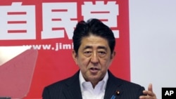 아베 신조 일본 총리가 11일 도쿄에서 열린 기자회견에서 전날 참의원 선거 결과에 대해 말하고 있다.