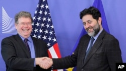 El jefe negociar de la UE, Ignacio García Bercero (derecha), estrecha la mano del representante de Estados Unidos, Daniel Mullaney, en Bruselas.